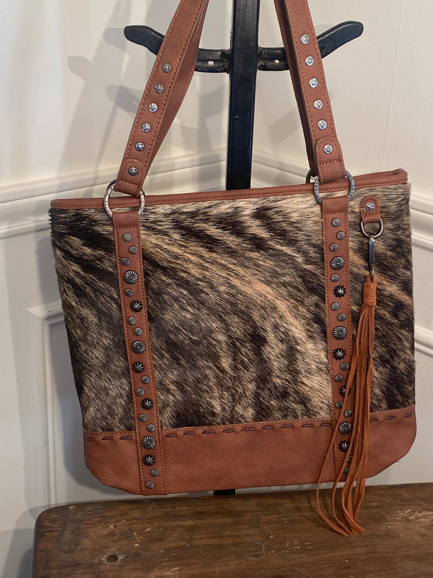 TRINITY RANCH HAIR ON COWHIDE CONCEALED CARRY TOTE
